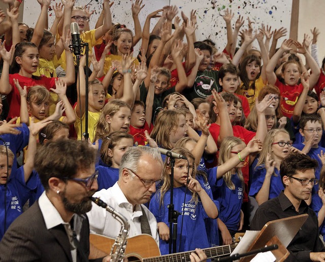 Die Stimmen von 200 Chorkindern fllten die Stiftskirche.   | Foto: Heidi Fssel