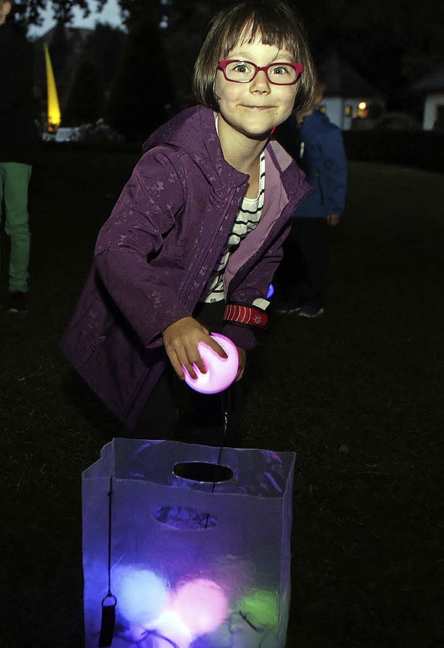 Eine junge Besucherin taucht ins bunte Lichtermeer ein.   | Foto: Heidi Fssel