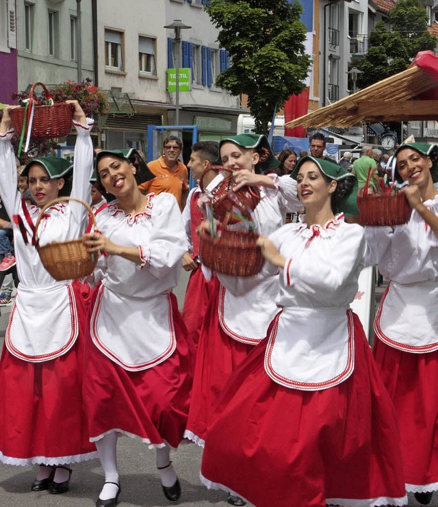 Die Tanzgruppe der Gemy-School aus Net...r gute Laune und italienisches Flair.   | Foto: Jrn Kerckhoff