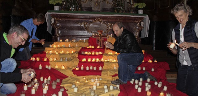 Nacht der offenen Kirchen: Viele Hnde...gebet  kurz vor Mitternacht erhellten.  | Foto: Christa Maier