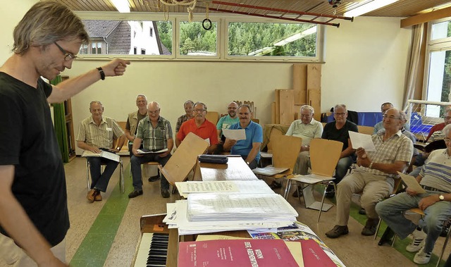 Bei der Hauptprobe holte sich der Mnn... Arnd Peter  den letzten Feinschliff.   | Foto: Heidrun Simoneit