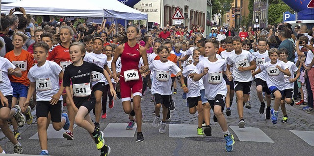 Kinder und Jugendliche erffneten mit ...ere des Mitsommerlaufs in Heitersheim.  | Foto: Volker Mnch