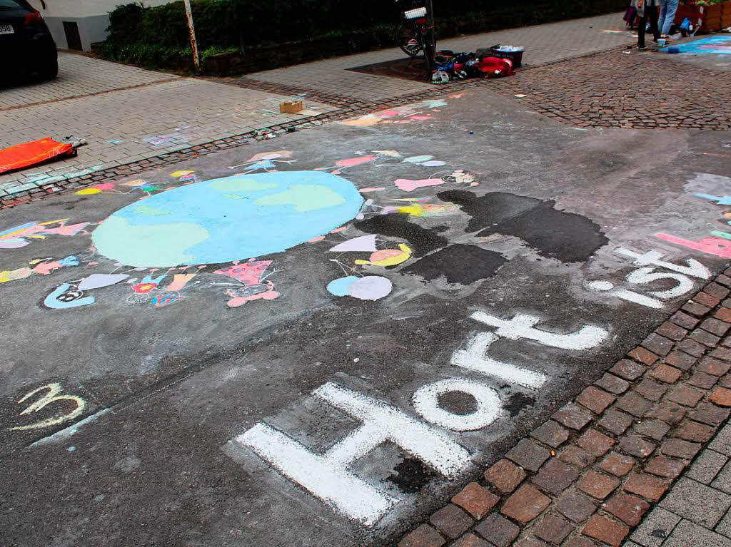 Vergngliche Kunstwerke beim Street-Art-Festival in der Bad Krozinger Fugngerzone