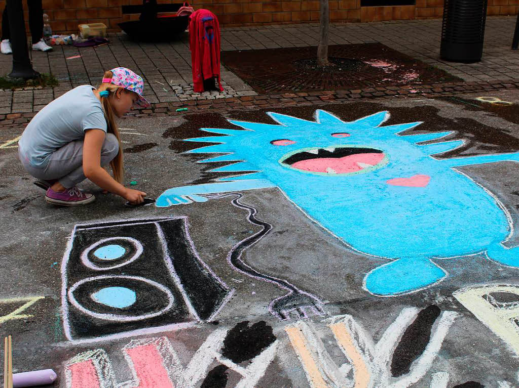 Vergngliche Kunstwerke beim Street-Art-Festival in der Bad Krozinger Fugngerzone