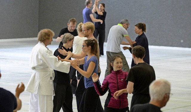 Tuishou ist ein Tai-Chi-Stil, bei dem ...ndet&#8220;, so Trainerin Eva Seiter.   | Foto: Rita Eggstein