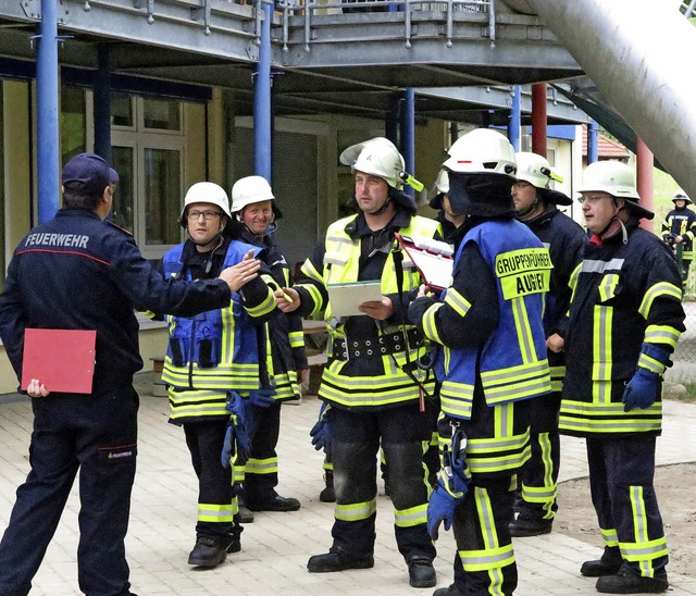 Zur bung von Feuerwehr und Rotem Kreu... des DRK-Ortsverbands (Foto rechts).    | Foto: Beatrice Ehrlich