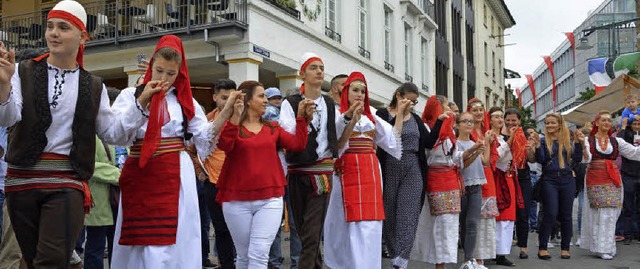 Der gemeinsame Tanz auf dem Marktplatz hat symbolische Bedeutung.   | Foto: Barbara Ruda