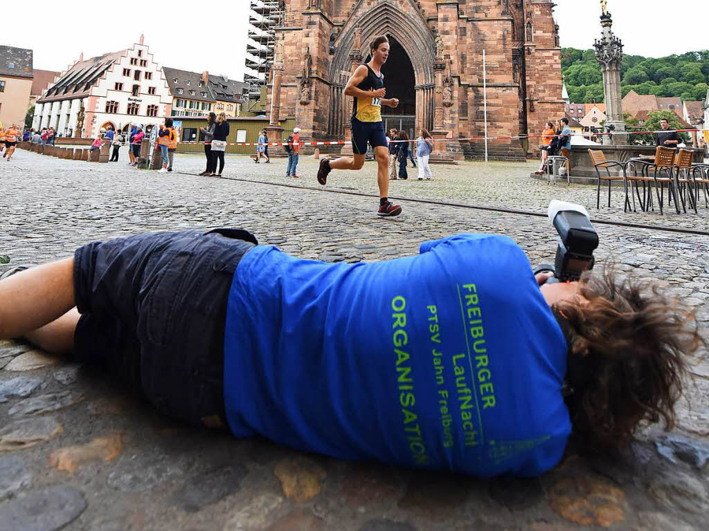 Impressionen von der 14. Freiburger Laufnacht, das Cityrennen rund ums Mnster in der Innenstadt. Es gewannen der Freiburger Student Max Lallemang aus Luxemburg und die Hinterzartenerin Stefanie Doll vom SV Kirchzarten.