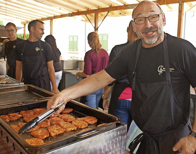 Dietmar Hssler vom Musikverein Degerfelden als Grillmeister beim Bachfest.   | Foto: Petra wunderle