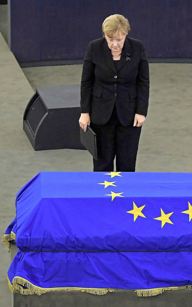 Merkel am Sarg Kohls im Europaparlament  in Straburg   | Foto: afp