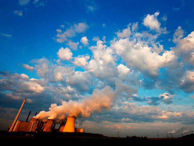 Luft auf Hochtouren &#8211; Blick auf das Braunkohlekraftwerk Neurath  | Foto: dpa