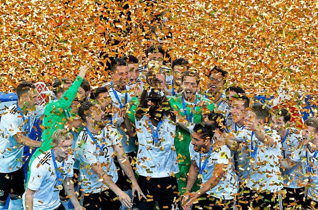 Die deutsche Mannschaft duschte nach dem Sieg in goldenem Konfetti.  | Foto: dpa