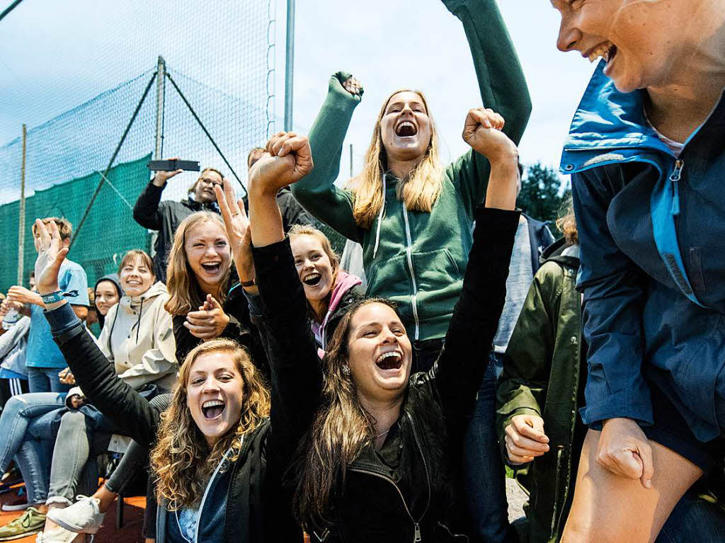 Impressionen vom letzten Saisonspiel der Freiburger Hockeymnner auf dem eigenen Kunstrasen mit anschlieenden Aufstiegsfeierlichten.