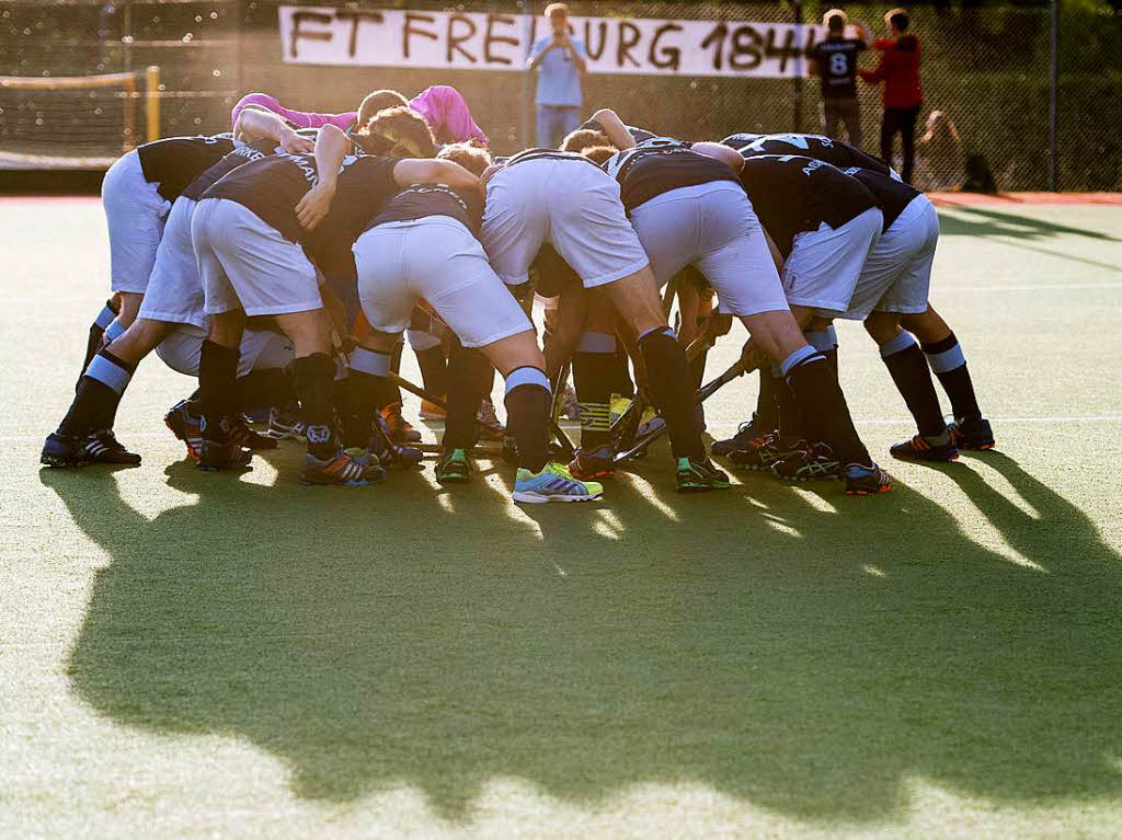Impressionen vom letzten Saisonspiel der Freiburger Hockeymnner auf dem eigenen Kunstrasen mit anschlieenden Aufstiegsfeierlichten.