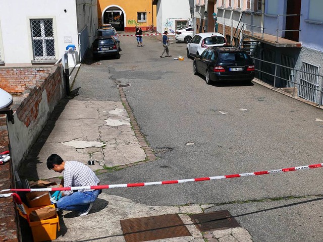 Die Spurensicherung der Kripo untersucht den Tatort bei der Unionbrcke.  | Foto: Ralf Burgmaier