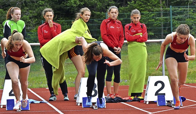 Start in den Wind: Larissa Schtzle (v...und Anika Lorenz beim 100-Metersprint.  | Foto: junkel