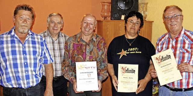 Bezirksvorsitzender Rudolf Effinowicz ...Mollin und Manfred Kaiser (von links).  | Foto: Dagobert Maier