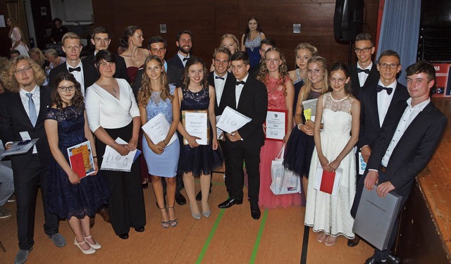 Die Preistrger nach der Auszeichnung bei der Abifeier des Gymnasiums Kenzingen  | Foto: Michael Haberer