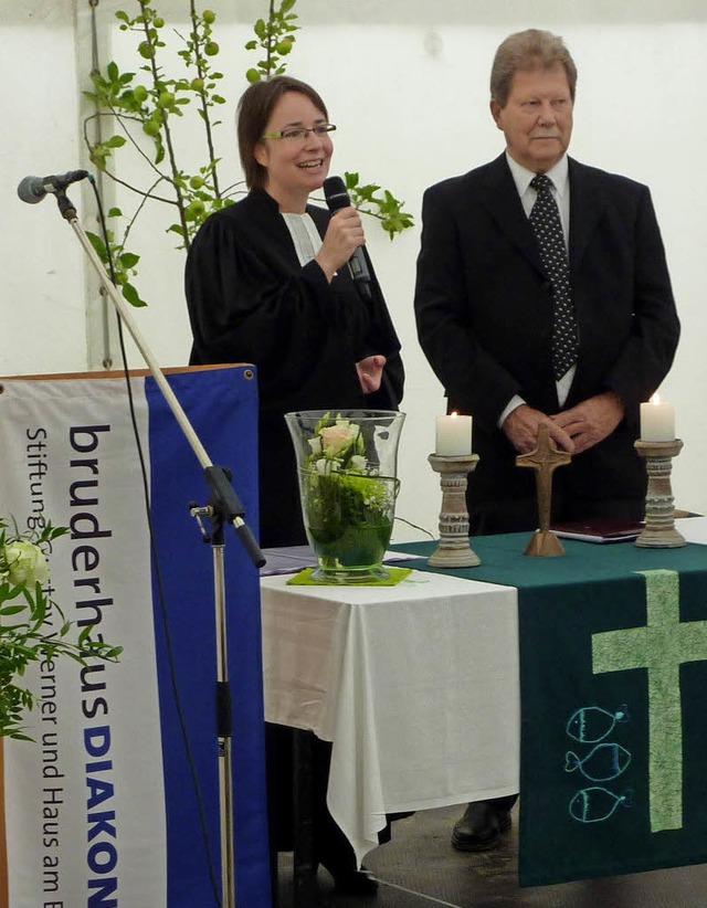 Christina Schfer und Horst Unruh bele...s Seniorenzentrums durch die Kirchen.   | Foto: Karlernst Lauffer