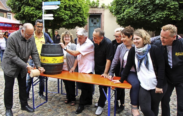 Endingens Brgermeister Hans-Joachim S... zusammen mit den beteiligten Wirten.   | Foto: Helmut Hassler