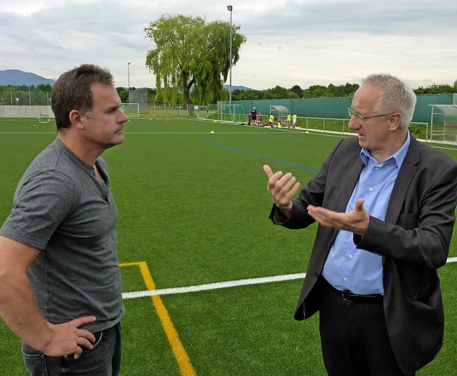 Thomas Hodel (links) der Vorsitzende d...e ber die Vorteile fr den Schulsport  | Foto: Karlernst Lauffer