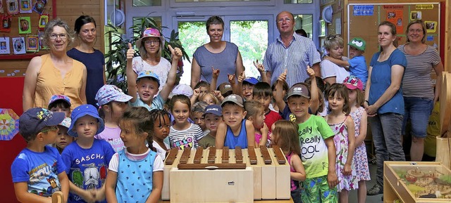 Jubelnde Kinder bei der Spendenbergab...gelischen Kindergarten in Herbolzheim.  | Foto: Privat