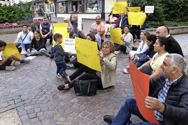 Trken demonstrieren in Mllheim gegen die AKP-Regierung in der Trkei