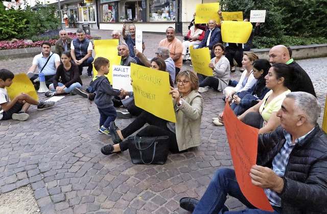 Untersttzer der trkischen, sozialdem...ikern und Abgeordneten in der Trkei.   | Foto: Beatrice ehrlich