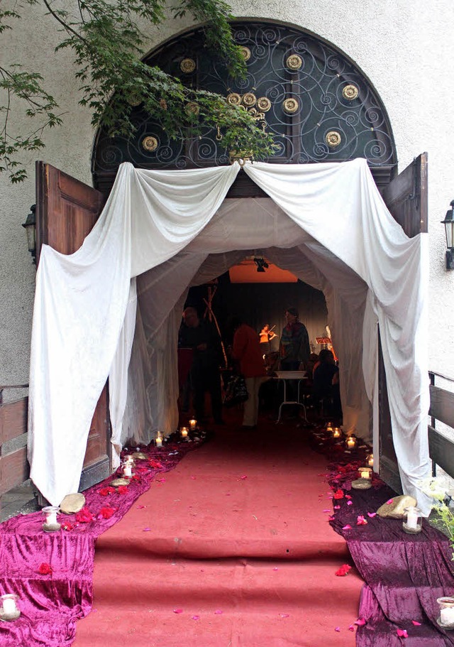 Das Tor in die Mrchenwelt - oder auch...Eingang in die Halle des Adlerhauses.   | Foto: Regina Lorenz