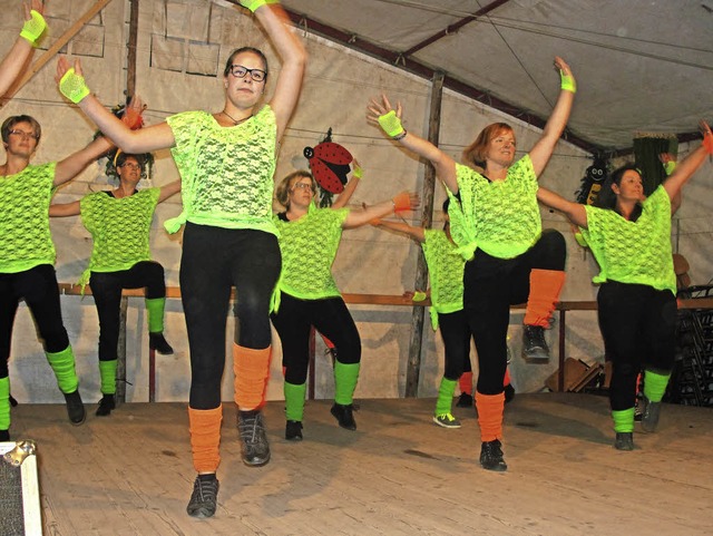 Die Raitenbucher Tanzmdels begeisterten auf der Bhne  zu einem Hit von Nena.   | Foto: Tina Httich
