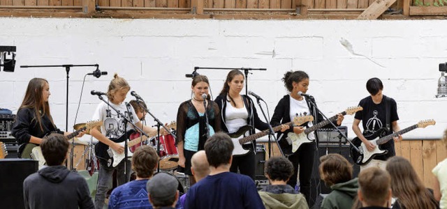 Unter anderem trat die Mdchenband &#8...hof Rock&#8220; in der Reithalle auf.   | Foto: Rita Eggstein