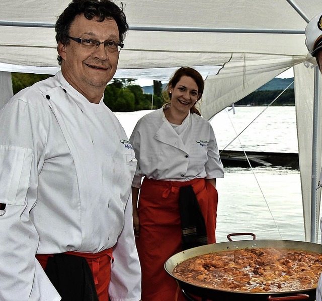 Chefkoch Stefan Fink mit Paella.   | Foto: Heinz Vollmar