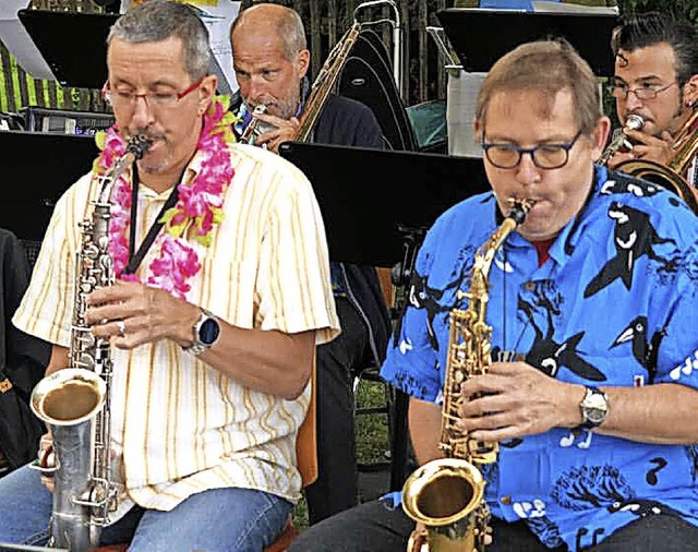 Die Doubletown Bigband machte aus der kalten Nacht eine karibische.  | Foto: Kuditt