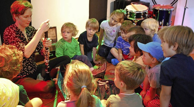 Die Kinder  durften Instrumente ausprobieren.   | Foto: Thomas Loisl Mink