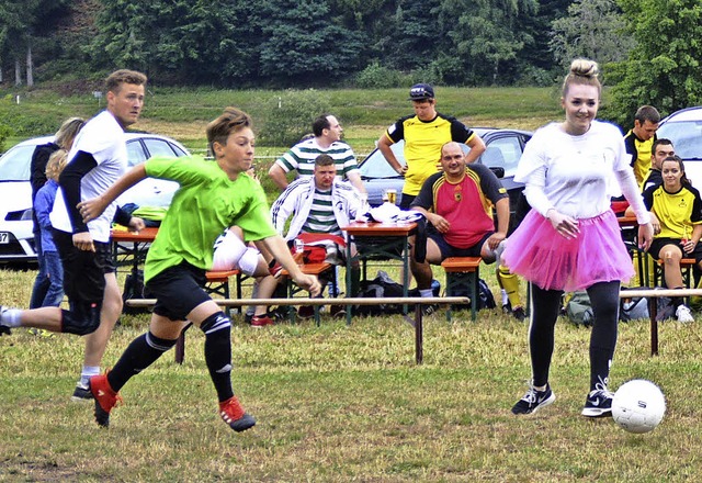 Mdels und Jungs hatten beim Dorffest in Enkenstein ihre Freude am Gaudikick.   | Foto: Edgar Steinfelder