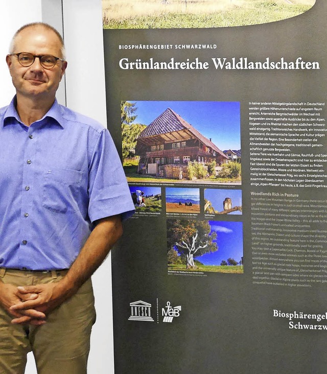 Biosphren im berblick: Karl-Heinz Li...t Klemens Ficht die Wanderausstellung.  | Foto:  ZVG/RP Freiburg