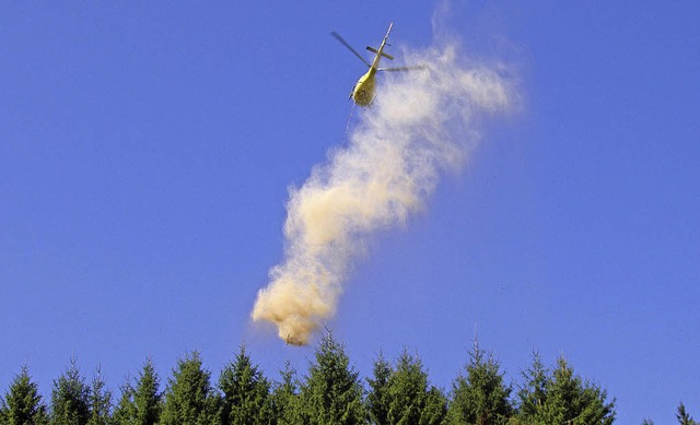 Ein Hubschrauber wirft gemahlenen Kalk...er Waldflchen des Ortenaukreises ab.   | Foto: landratsamt