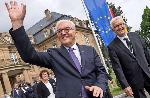 Bundesprsident Frank-Walter Steinmeie...im Hintergrund seine Frau Gerlinde).    | Foto: dpa