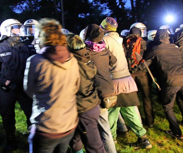 Angst vor Eskalation: Tumulte zwischen Polizisten und Campteilnehmern  | Foto: dpa