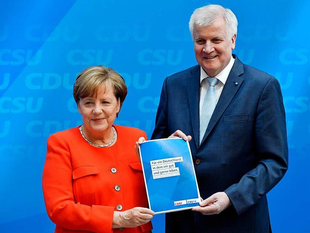 Angela Merkel und Horst Seehofer prsentieren das Wahlprogramm der Union.  | Foto: AFP