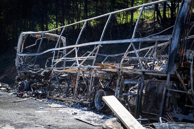 Von dem Bus ist nicht mehr als ein Gerippe brig geblieben.  | Foto: dpa