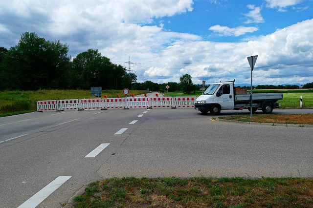 Die B 31 zwischen dem Kreisverkehr an ...eit komplett fr den Verkehr gesperrt.  | Foto: Thomas Rhenisch