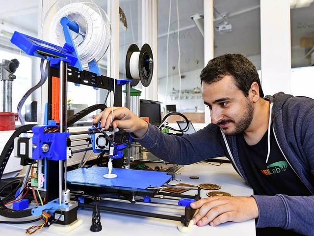 Milad Khani arbeitet am 3D-Drucker in der Freilab-Werkstatt.  | Foto: Thomas Kunz
