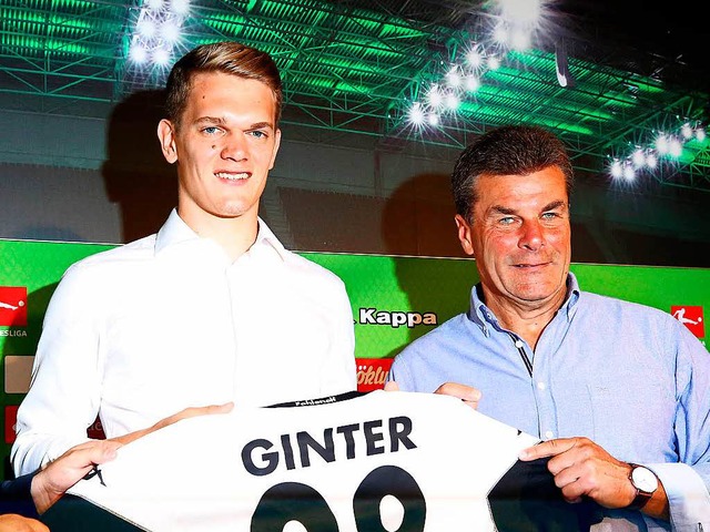 Der EX-Freiburger Matthias Ginter (lin...er Dieter Hecking) ist nun Gladbacher.  | Foto: dpa