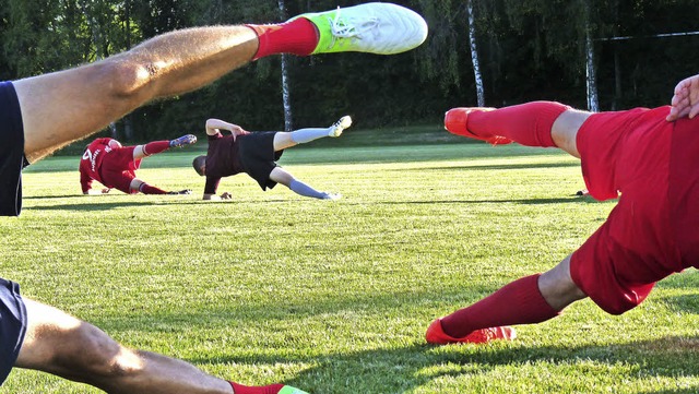 Beinschere: FCL-Trainer Tim Heine  (Mi...t auf die Beweglichkeit seiner Spieler  | Foto: Johannes Bachmann