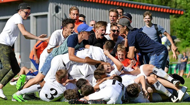 Im Siegestaumel: Die Jugendlichen nach...hieen gegen das Team vom Kaiserstuhl.  | Foto: Privat