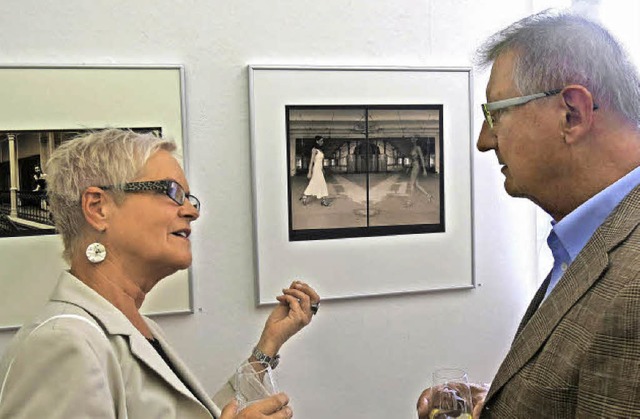 Wolfgang Straube im Gesprch mit Besuc...ner Vernissage im Fotomuseum Hirsmlle  | Foto: Georg Vo