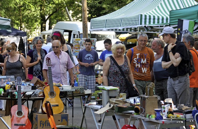 Vom Trdel bis zu Gitarren &#8211; das... dem Flohmarkt in Breisach ist riesig.  | Foto: Ole Jensen