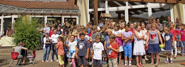 Schulfest in Egringen - die Beteiligun...e der Projektwoche begutachtet werden.  | Foto: Jutta Schtz