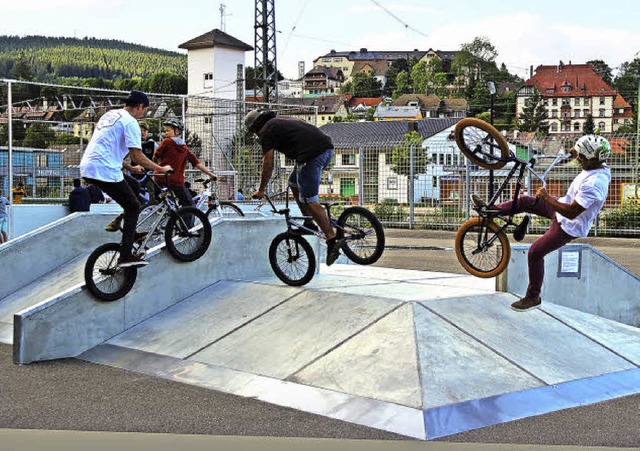 Eigens fr die Zeitung fuhren Fabi, Ma...rafie an dem BMX-Elementen im Funpark.  | Foto: Eva Korinth